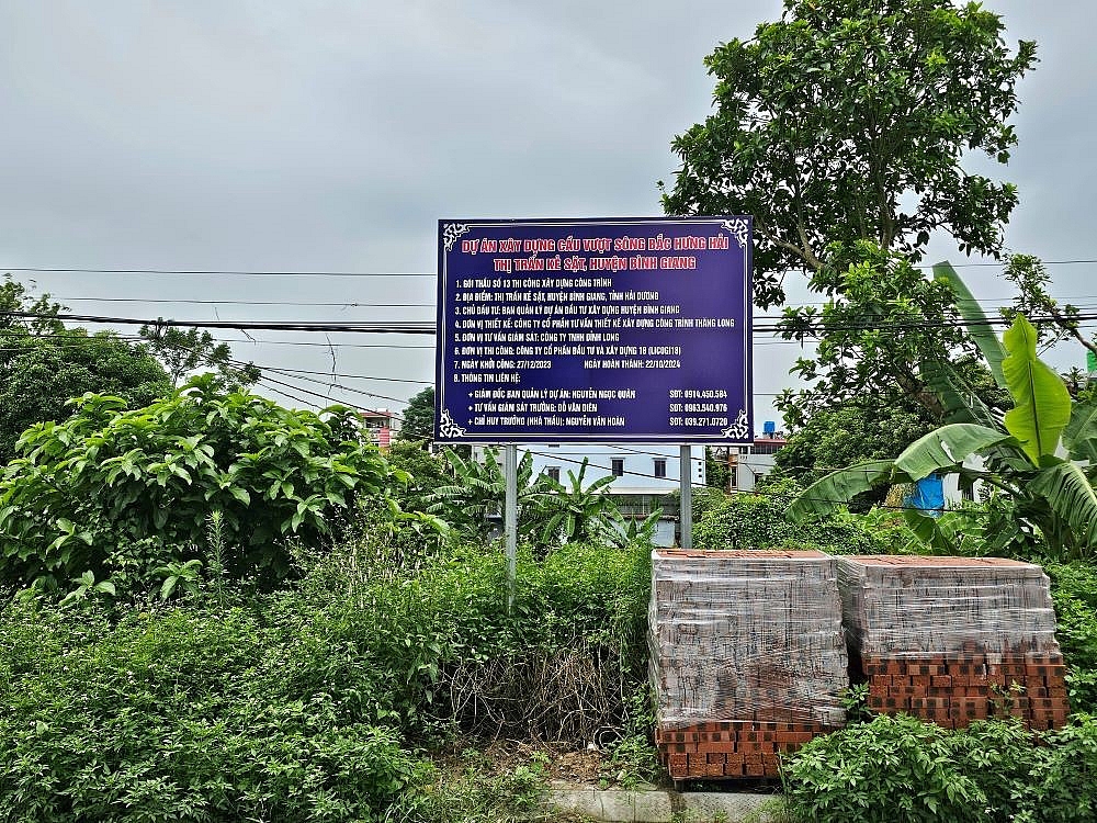 Bình Giang (Hải Dương): Dự án xây cầu vừa khởi công đã bị tạm dừng, trách nhiệm chính quyền ở đâu? Bình Giang (Hải Dương): Dự án xây cầu vừa khởi công đã bị tạm dừng, trách nhiệm chính quyền ở đâu?