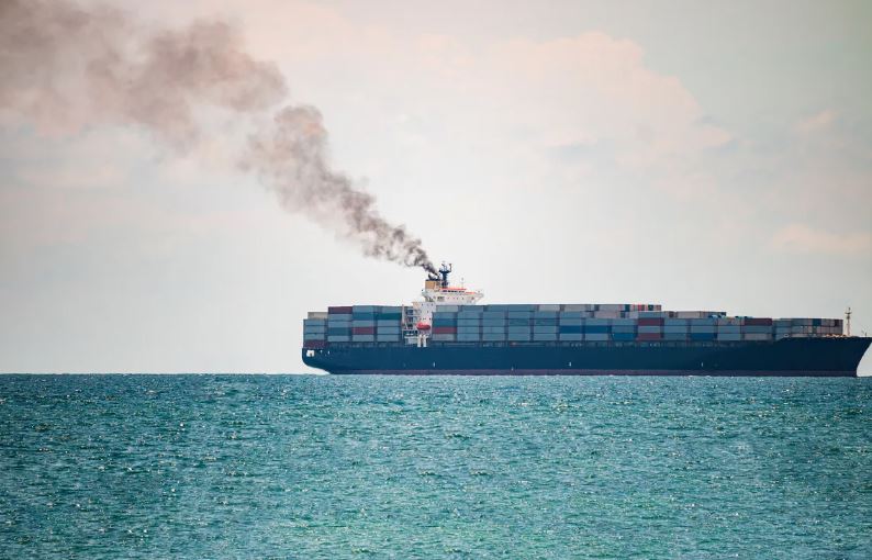 Hoạt động vận tải đóng góp lượng phát thải rất lớn nên cũng đối diện với yêu cầu xanh hóa gắt gao. Ảnh: T.L.