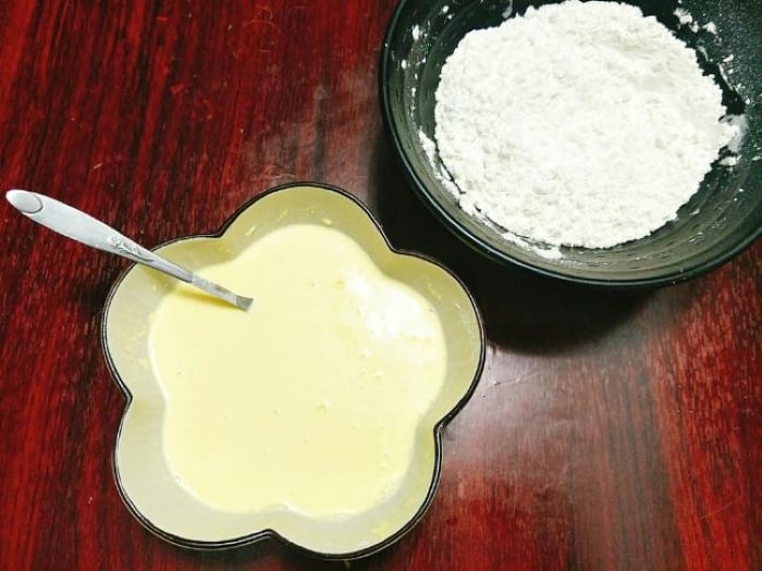 Chuẩn bị bột làm gàn rán