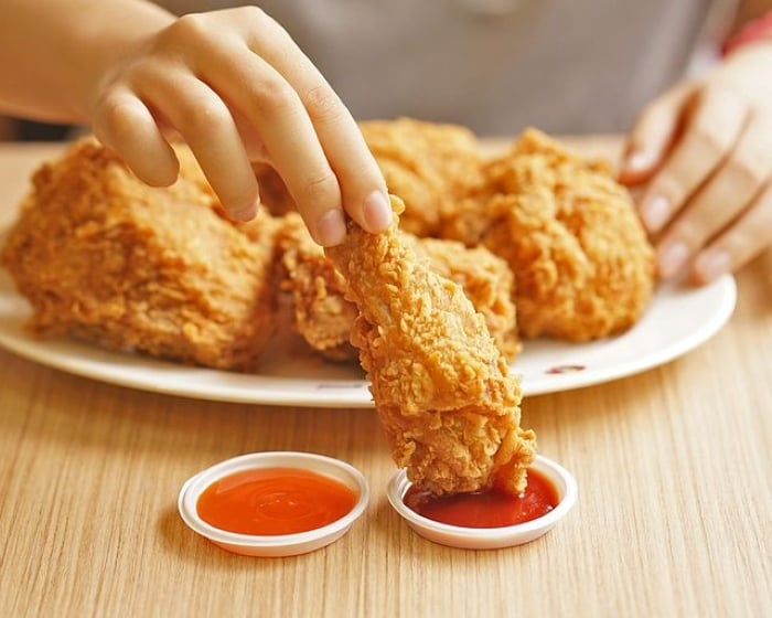 Gà chiên sau khi hoàn thành được ăn với tương ớt hoặc tương cà sẽ ngon hơn