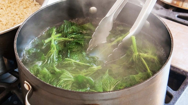 Một trong những cách để luộc rau ngon và chín đều là sử dụng nồi to