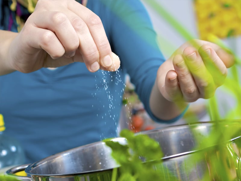 Để rau luộc có màu xanh tươi và vị ngọt đậm đà, cần có một số bí quyết nhỏ